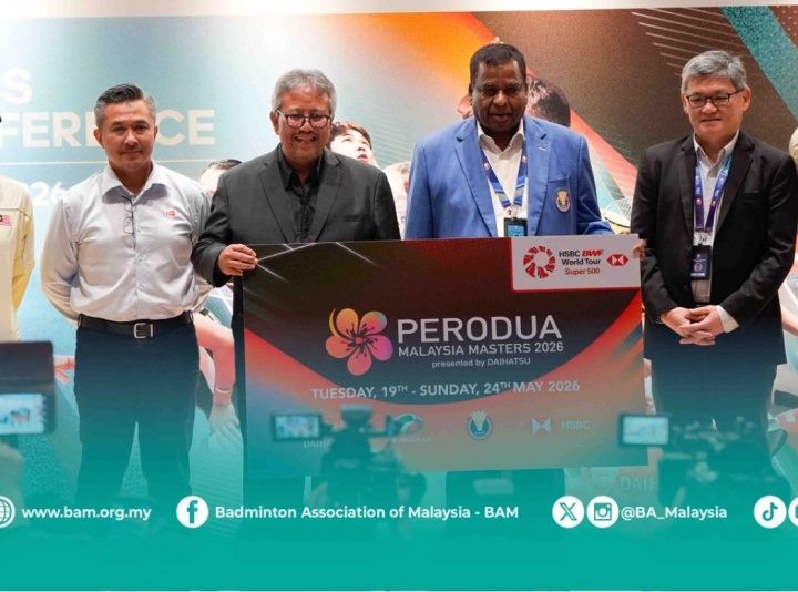The respective senior management teams with world champion Chen–Toh.