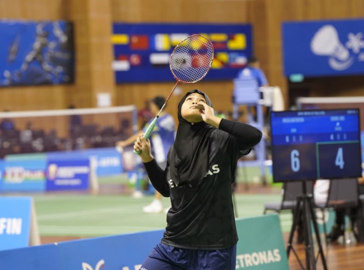 Mirza Batrisyia showed strong performance to overcome her opponent in straight-sets 